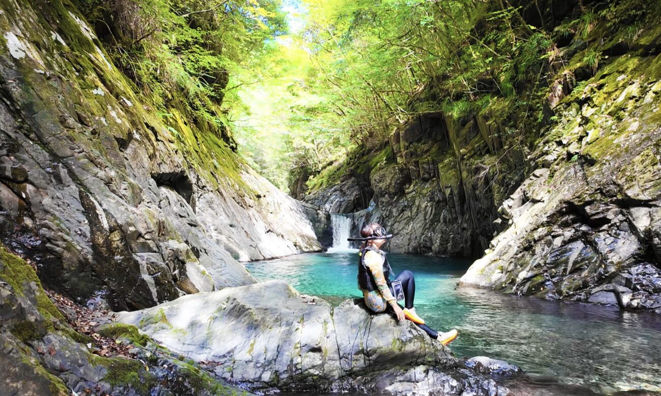 サファイアブルーの水中散歩。和歌山最後の清流・安川渓谷で 