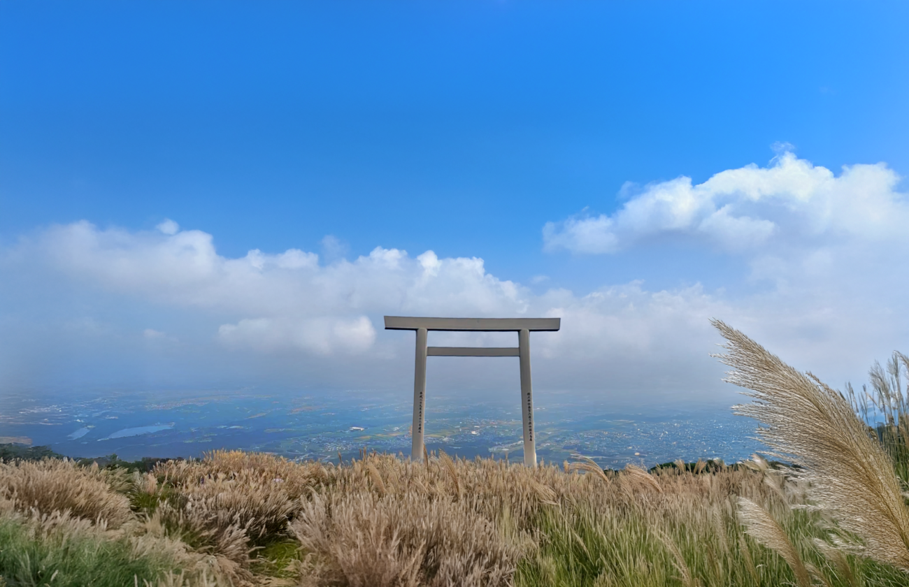 未熟＝伸びしろだらけ。みちひらきの神の奥宮、天空の白い鳥居を拝みに